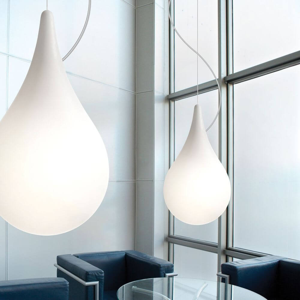 Drop-2XS LED Einbau-Pendelleuchte Liquid-Light Weiß in eleganter Innenraumgestaltung.