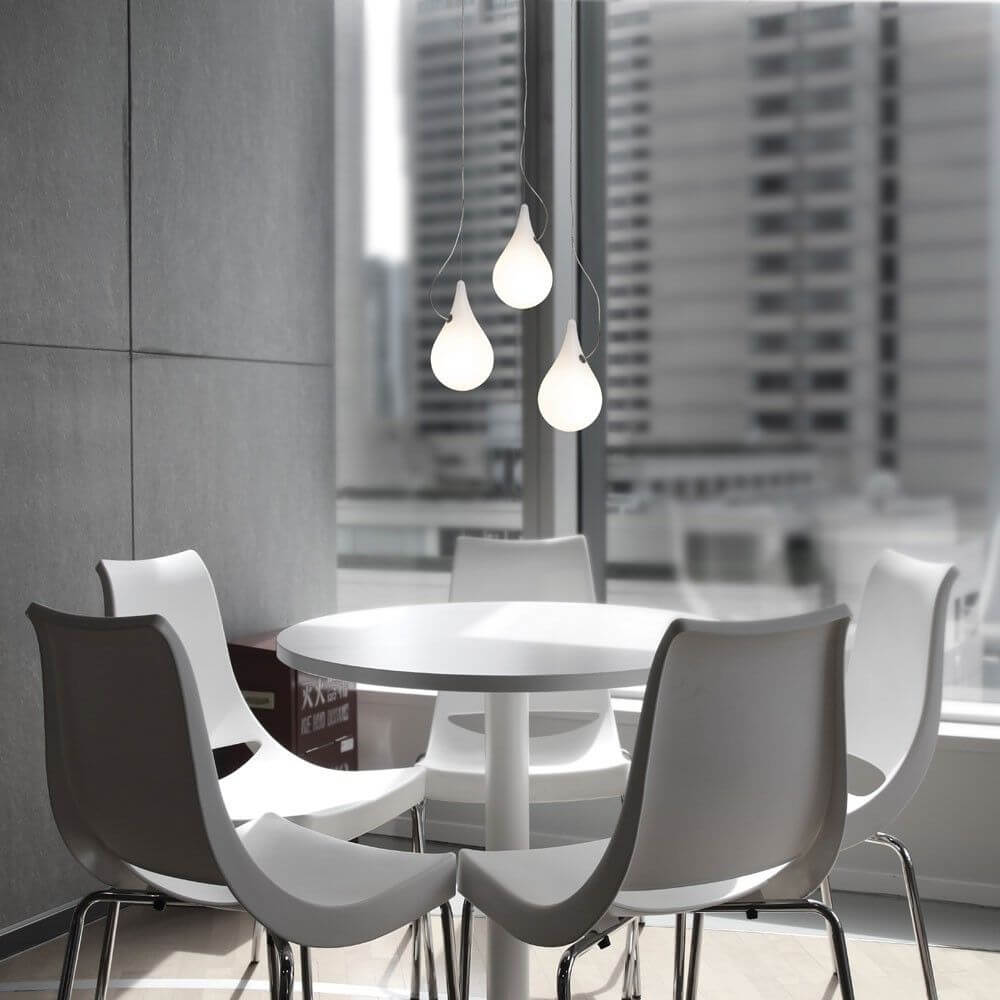 Elegante Essbereich mit Drop-2XS LED Einbau-Pendelleuchte Liquid-Light Weiß über einem weißen Tisch.