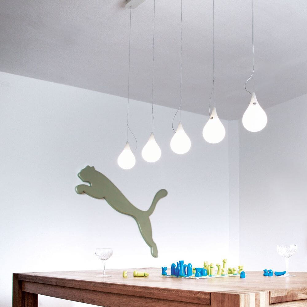 Drop-2XS LED Einbau-Pendelleuchte Liquid-Light Weiß hängt über einem Tisch.
