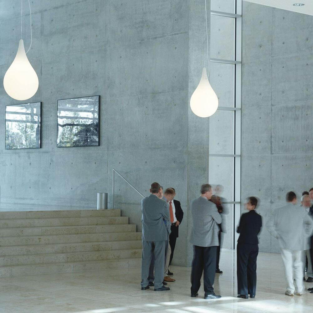 Drop-2XS LED Einbau-Pendelleuchte Liquid-Light Weiß in einem modernen Raum mit Menschen.