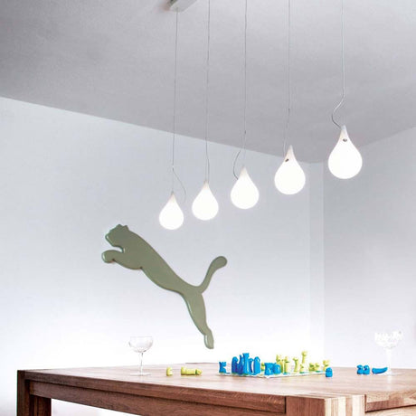 Lampada a sospensione Drop-2XS LED a 5 luci Liquid-Light bianca in uno spazio dal design moderno.