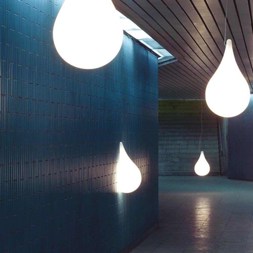 Drop-3S Wandleuchte 47cm Liquid-Light Weiß in einem modernen Innenraum mit sanftem Licht.