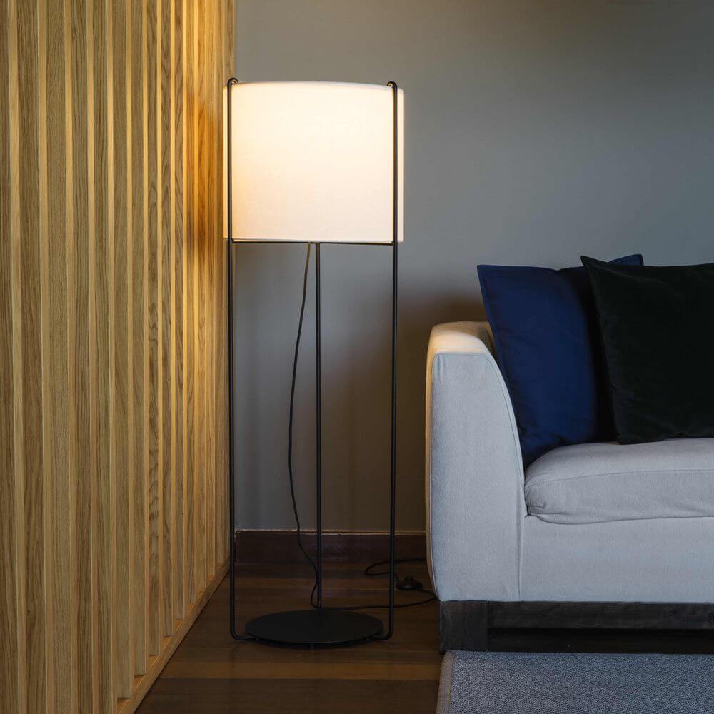Drum Stehlampe 120cm Schwarz (ohne Schirm) in modernem Wohnambiente neben Sofa.