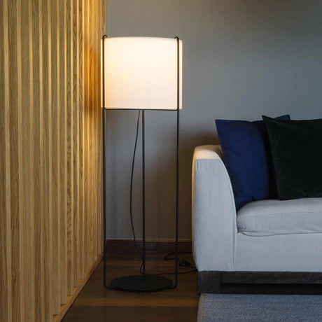 Drum Stehlampe 120cm Schwarz (ohne Schirm) in modernem Wohnambiente neben Sofa.