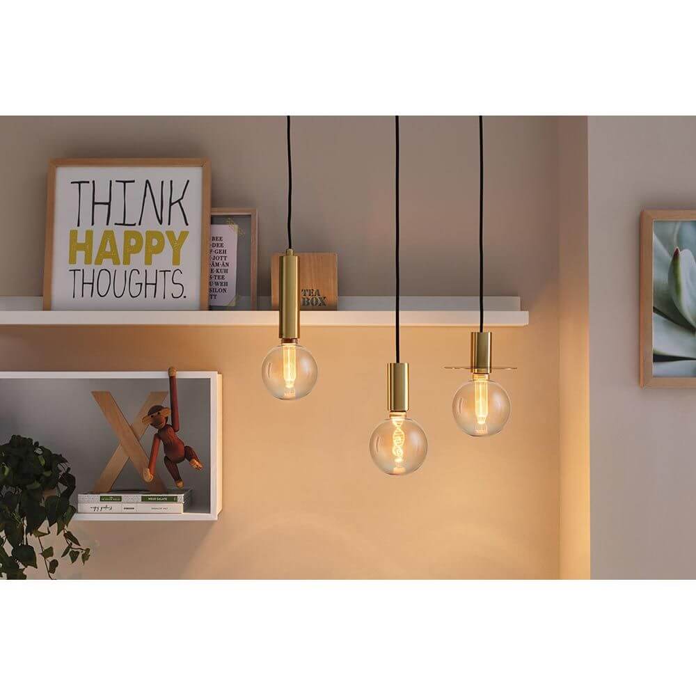 E27 3,5W LED Globe Arc Goldlicht mit warmem Licht und eleganten Glaskugeln in modernen Raumgestaltung.