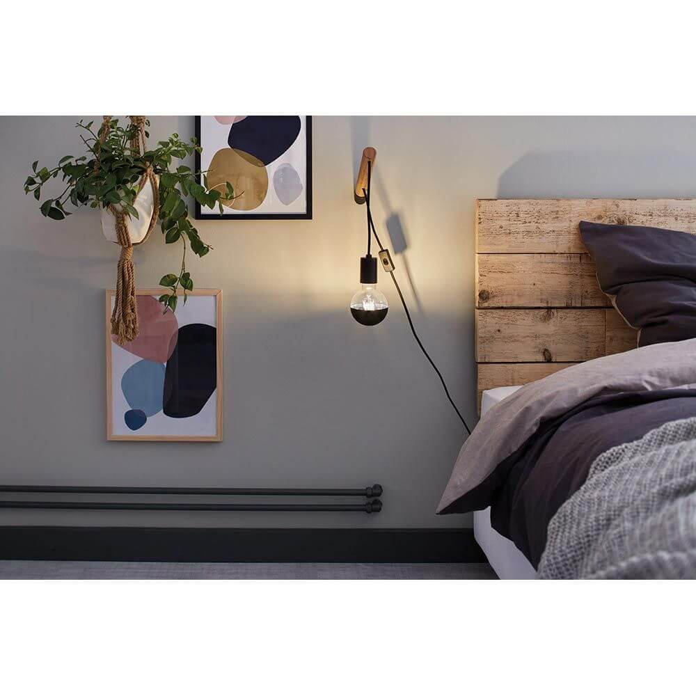 E27 6,5W LED Globe Kopfspiegel 2700K Schwarz-Matt Dimmbar in modernem Schlafzimmer mit Kunstwerken