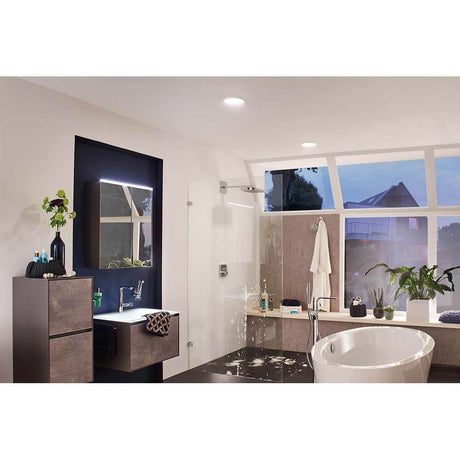 Vue moderne de salle de bains avec EBL Set Panel Areo rond dim IP44 1x12W 3000K 180mm Blanc, douche et équipement élégant.