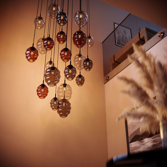 Schicke hängende Glühbirnen in warmem Licht, die stilvollen Raum beleuchten und Gemütlichkeit schaffen.