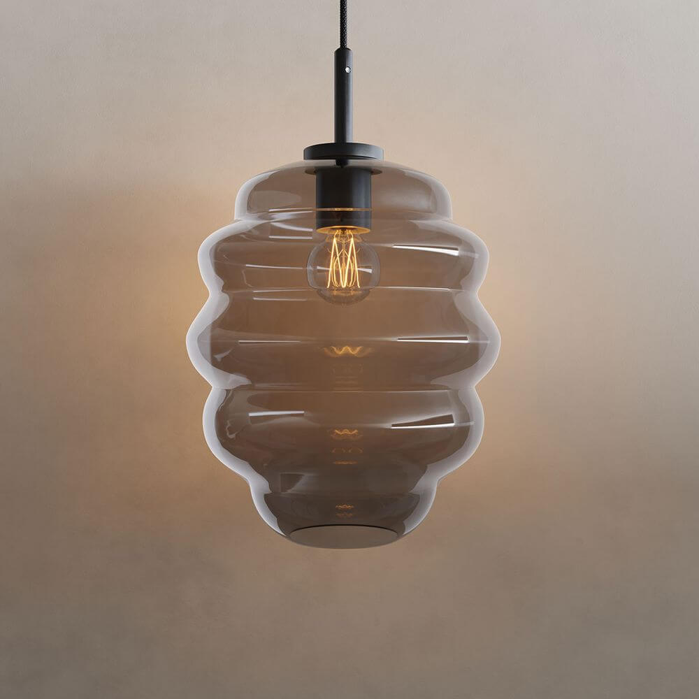 s.luce Echos Glas-Hängelampe Aufhängung 150cm Schwarz mit elegantem, wellenförmigem Design und warmem Licht.