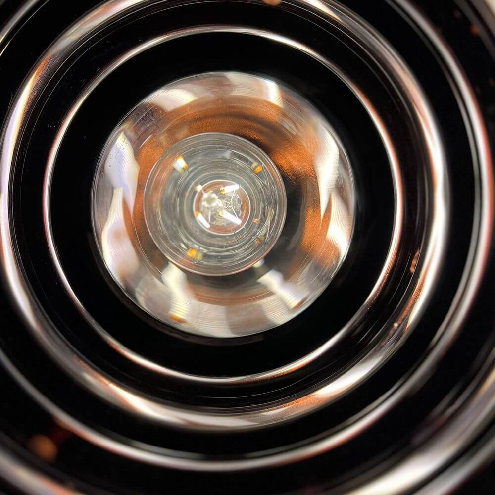 s.luce Echos Glas-Hängelampe Aufhängung 150cm Schwarz, Blick ins Innere der Pendelleuchte mit warmem Licht.