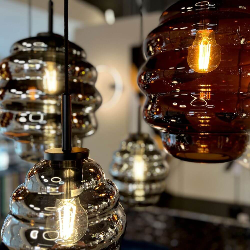 s.luce Echos Glas-Hängelampe Aufhängung 150cm Schwarz in eleganten Designs, die Licht und Bewegung kombinieren.