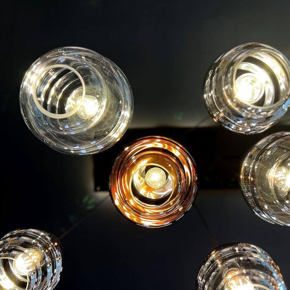 s.luce Echos Glas-Hängelampe mit fünf Glaskörpern und warmen Lichtquellen, elegant und modern.