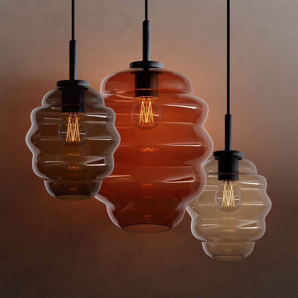 s.luce Echos Glas-Hängelampe mit ovalen, strukturierten Formen in Schwarz und eleganten Lichtquellen.