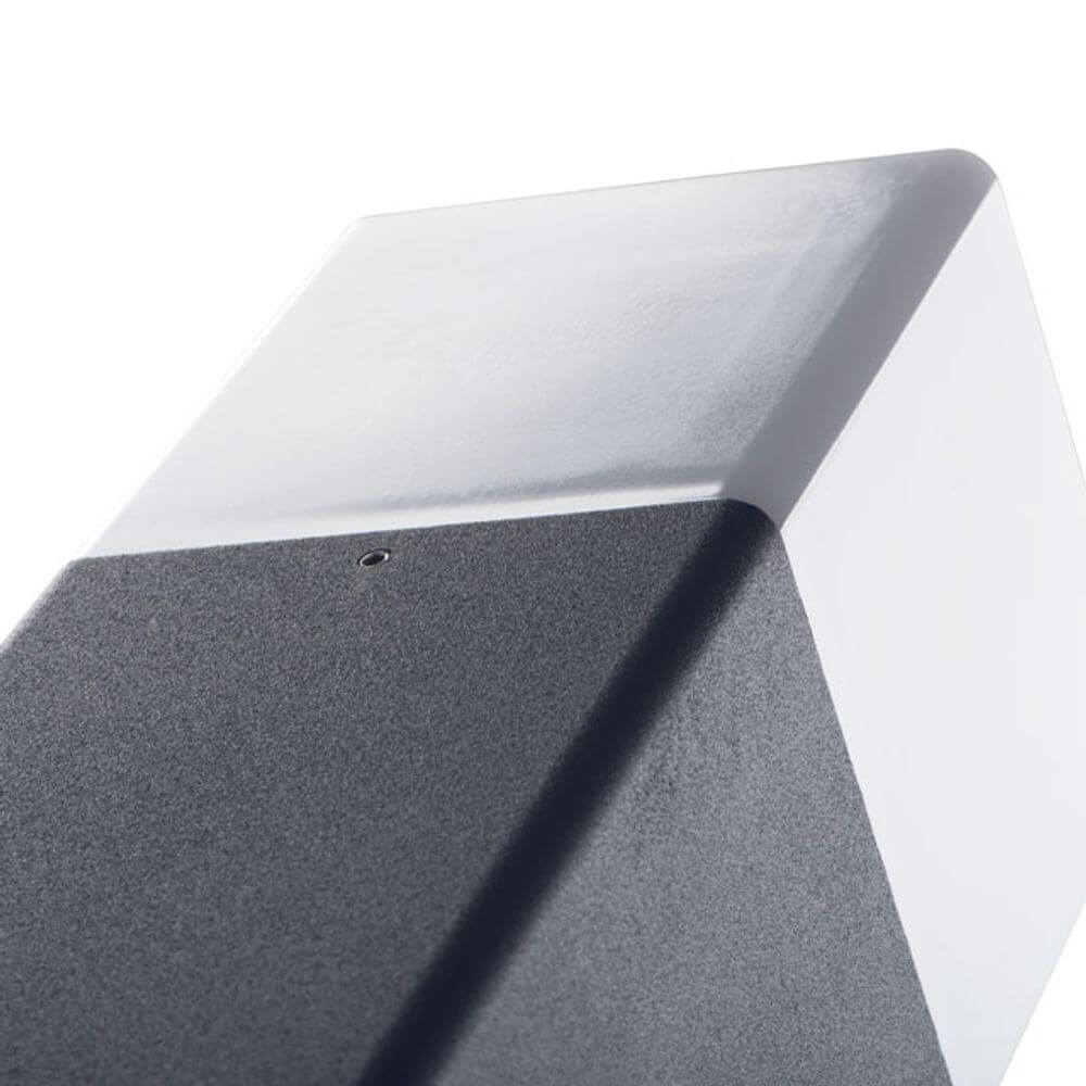 Detailaufnahme der Eckigen Pollerleuchte Vadra in Anthrazit und Weiß, ideal für Gartenbeleuchtung.