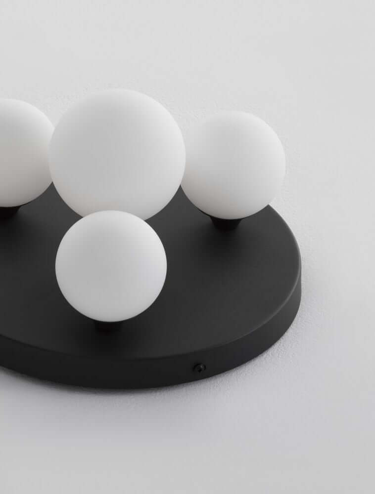 Edem Deckenleuchte 4-flammig Ø 28cm Schwarz, Weiß mit modernen Milchglaskugeln.