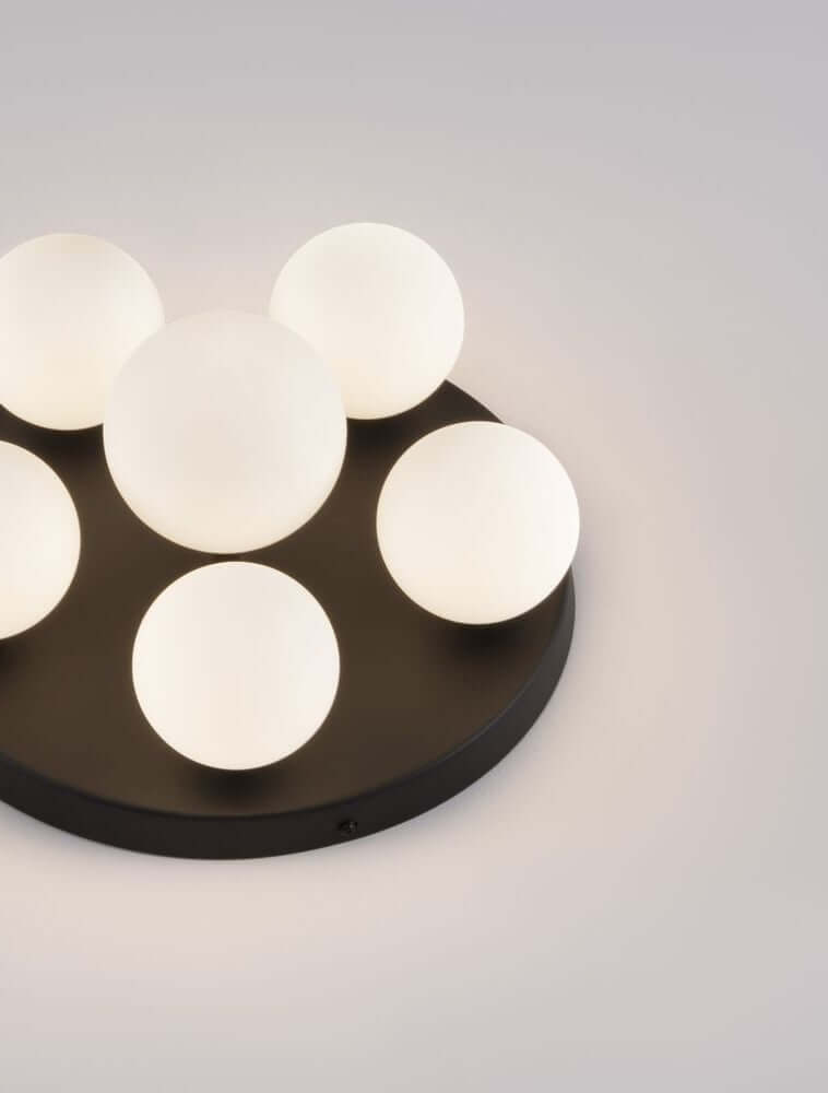 Edem Deckenleuchte 6-flammig Ø 35cm Schwarz, Weiß mit 6 Kugeln aus Milchglas auf schwarzem Grund.