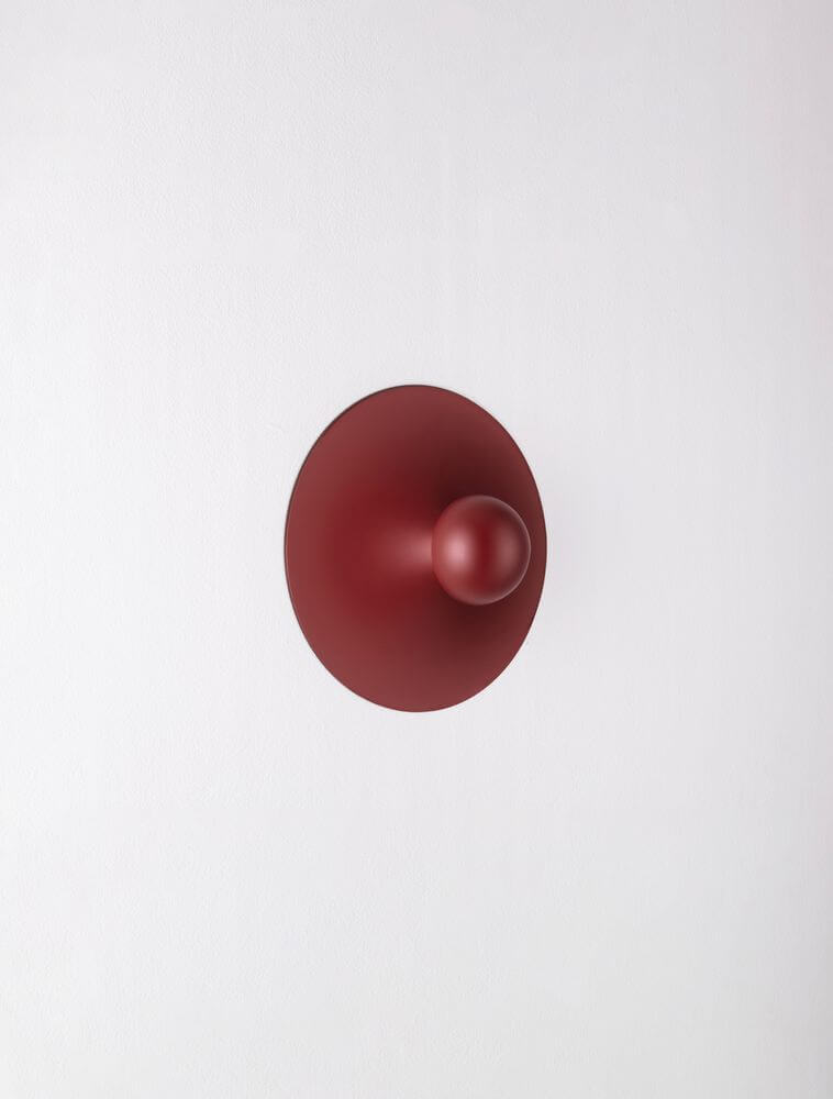 Edem LED Wandleuchte Ø 25cm 3000K in rot beschichtetem Aluminium an einer Wand.