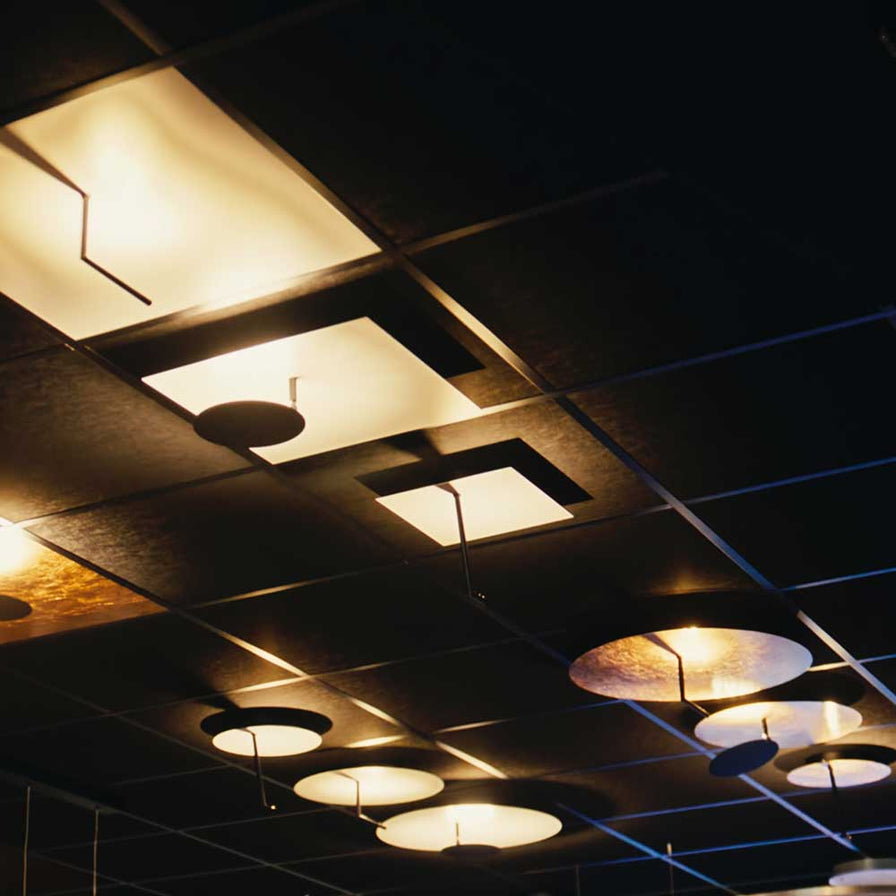 Moderne Deckenbeleuchtung mit geometrischen Lampen in einem stilvollen Raum