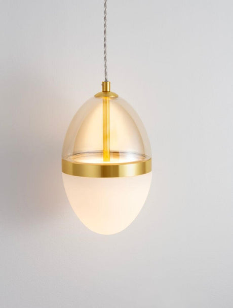 Egna suspension ovale 3000K Gold avec un design élégant en verre opalin et des détails dorés.