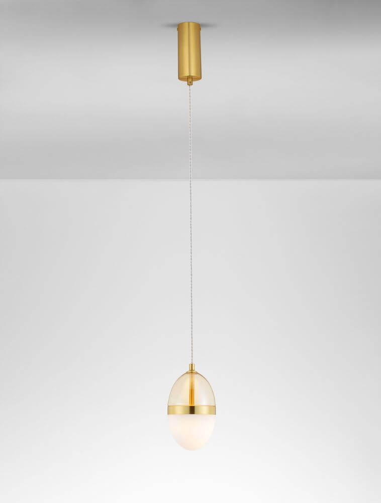 Egna Pendelleuchte Oval 3000K Gold mit elegantem Design aus Opalglas und goldenen Details.