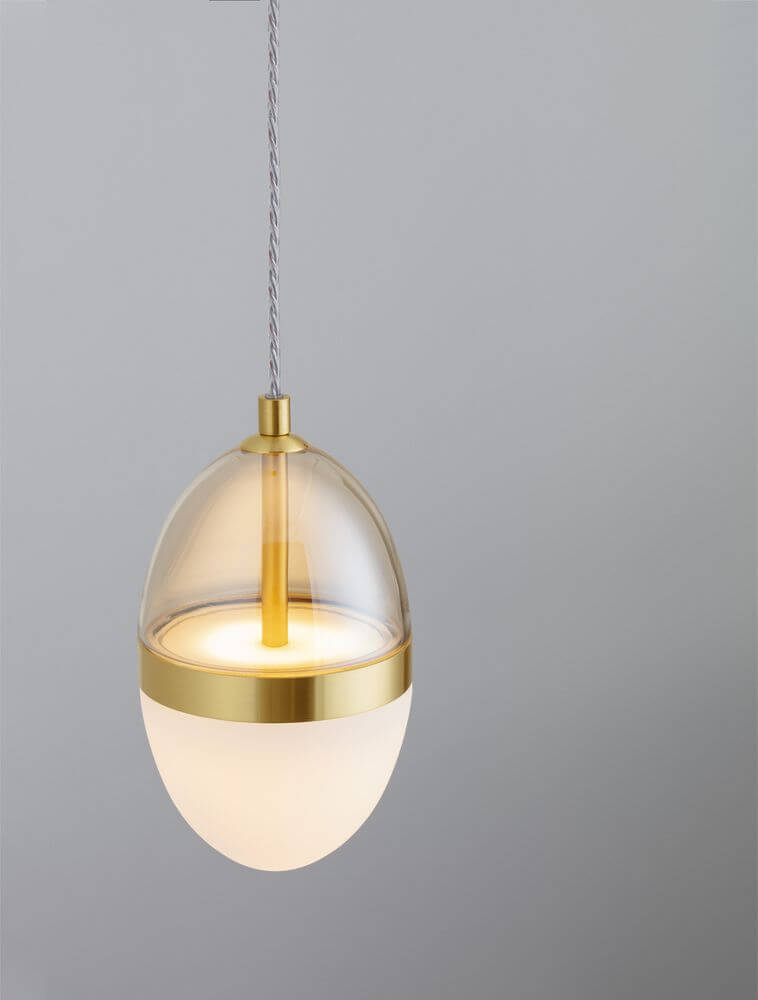 Egna Pendelleuchte Oval 3000K Gold mit elegantem Design aus Opalglas und goldenen Details.