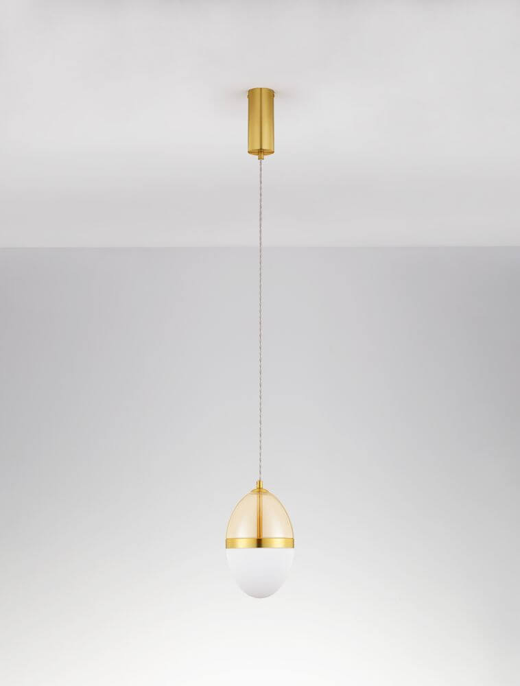 Egna Pendelleuchte Oval 3000K Gold mit eleganten goldenen Details und Opalglas, ideal für moderne Innenräume.