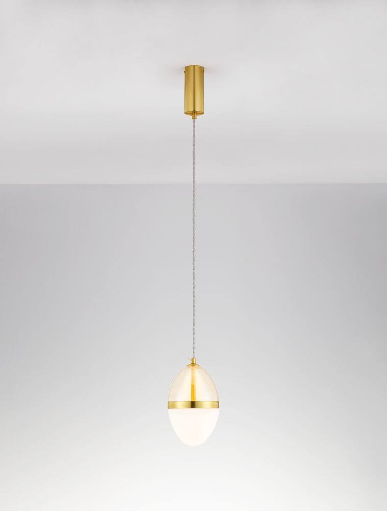 Egna Pendelleuchte Oval 3000K Gold mit elegantem Opalglas und goldenen Details hängend.