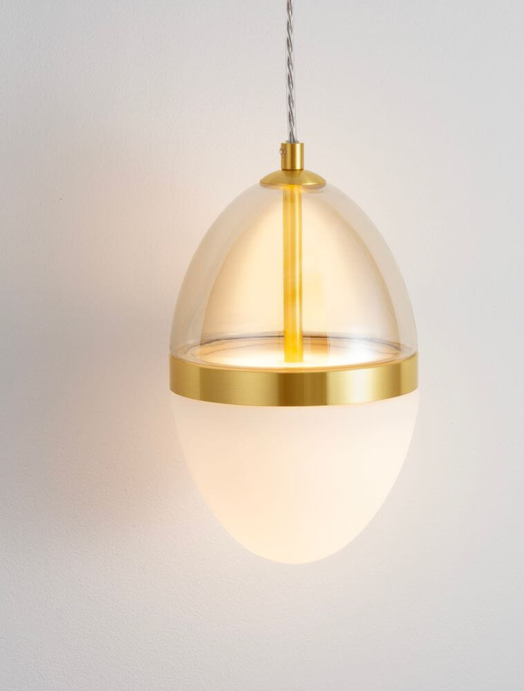 Egna Pendelleuchte Oval 3000K Gold mit elegantem Design aus Opalglas und goldenen Details.
