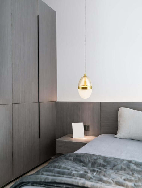 Egna suspension ovale 3000K Gold dans une chambre moderne avec un aménagement élégant.