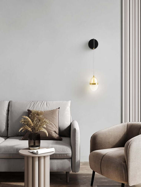 Egna væglampe 5-pære 3000K guld i en moderne boligstemning med elegante møbler