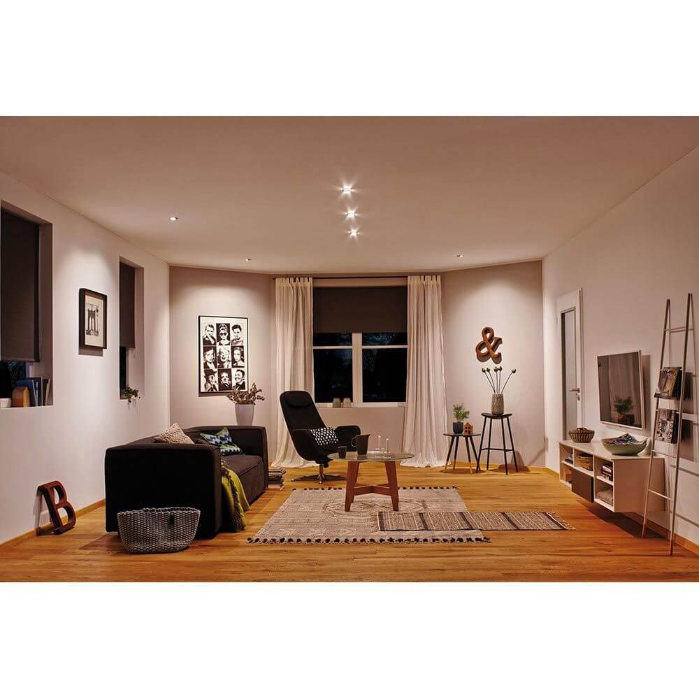 Stylisches Wohnzimmer mit schwenkbaren Einbauringen, modernen Möbeln und warmem Licht