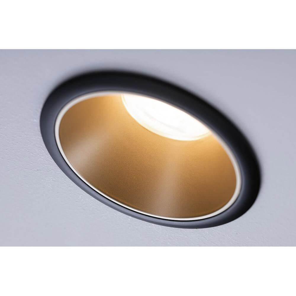 Einbauleuchte Cole Rund Dimmbar Schwarz-Matt, Gold in Decke eingebaut mit goldener Innenseite.