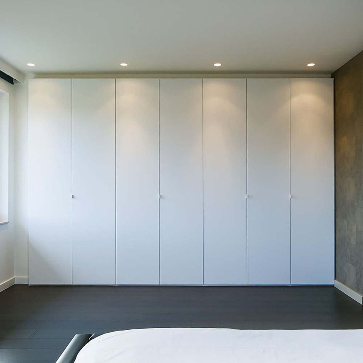 Wever & Ducré LED-Einbauleuchte Deep Adjust petit 1.0 LED an einem modernen Schlafzimmer mit weißen Schränken.