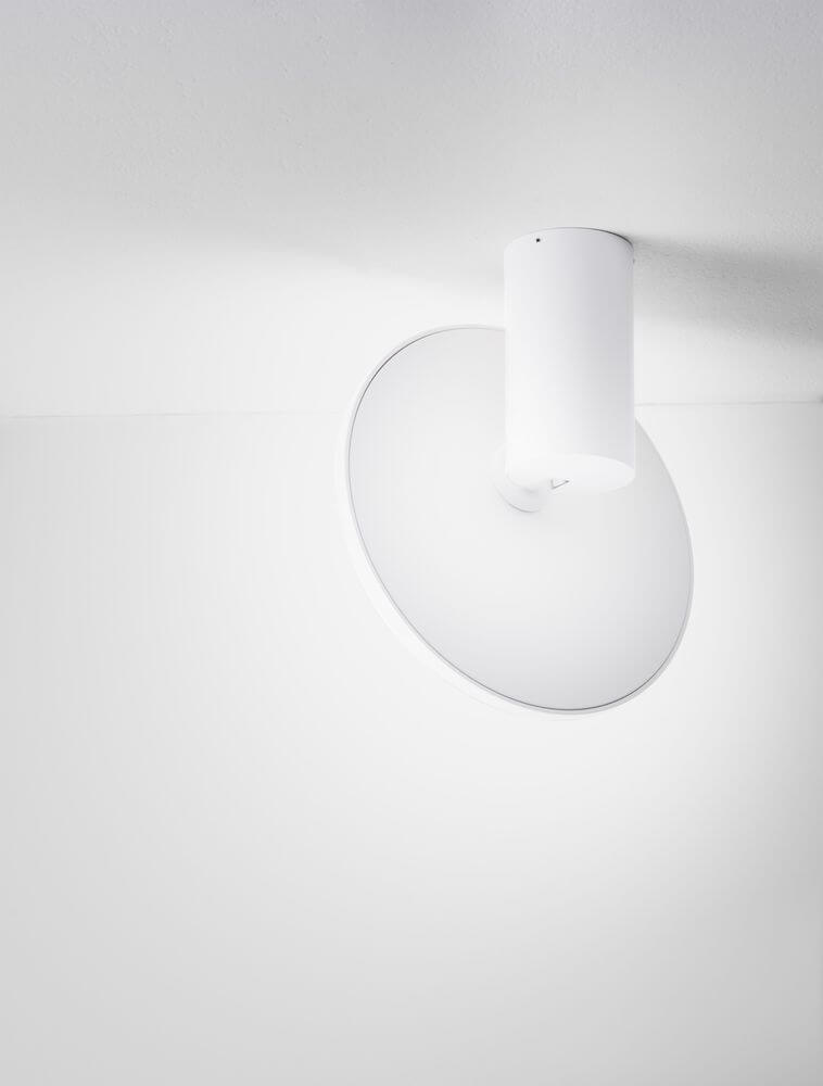Ekei Deckenleuchte Ø 20cm Rund 3000K an der Decke montiert mit modernem Design.