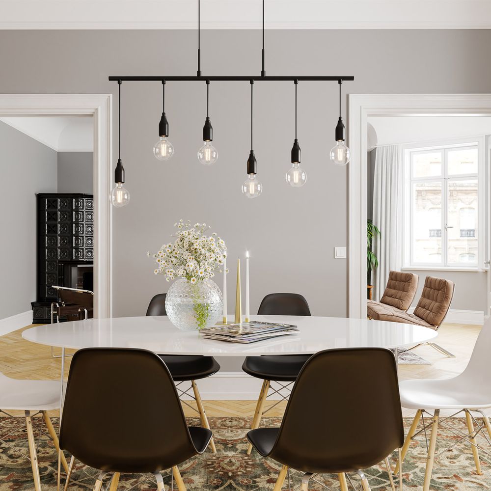 Hängeleuchte Skyline Schwarz in modernem Esszimmer über dem Tisch mit sechs Kabeln und Glühbirnen.