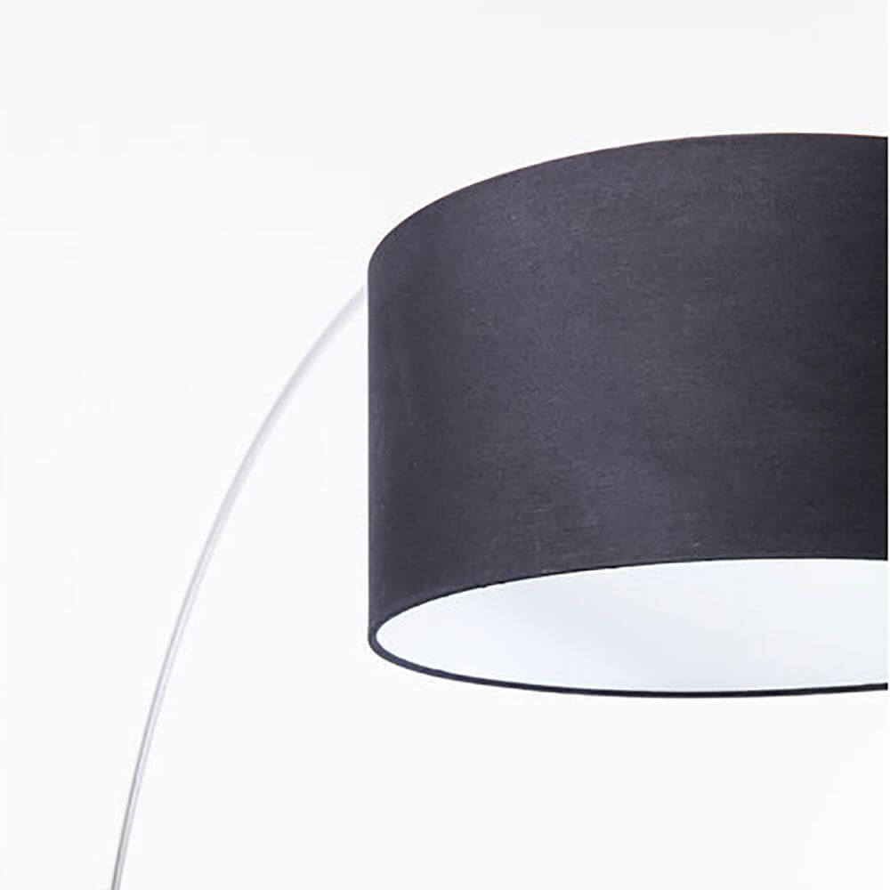 Elegante Stehleuchte Gooseneck Schwarz - Detailaufnahme des schwarzen Leuchtenschirms mit elegantem Design.