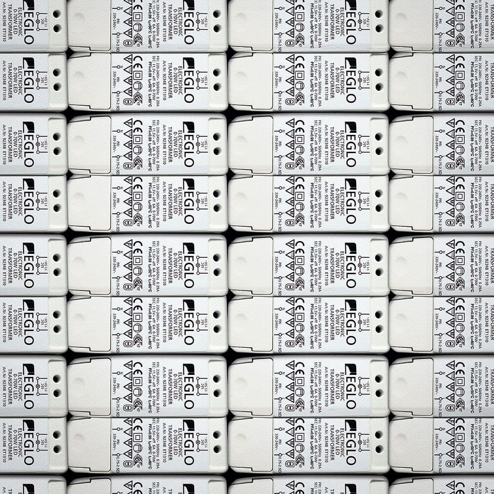 Elektronischer Trafo Dimmbar LED-Treiber 12V 0-70W in einer geordneten Anordnung von Trafo-Einheiten.