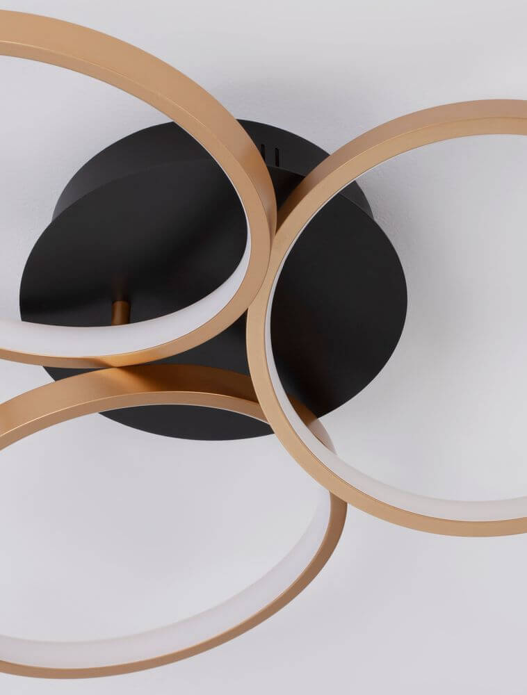 Elize LED Deckenleuchte 3-flammig Ø 55cm 3000K Schwarz, Gold aus schwarzem Metall und goldfarbenem Design.