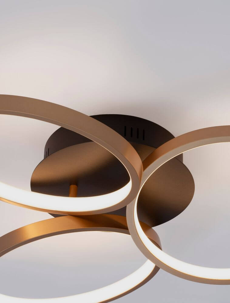 Elize LED Deckenleuchte 3-flammig Ø 55cm 3000K Schwarz, Gold mit runden Leuchtenringen und mattschwarzem Gehäuse.
