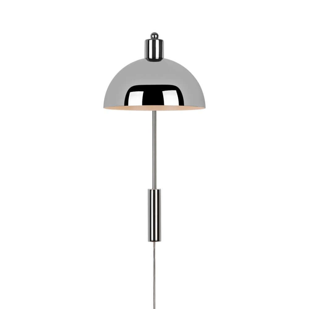Ellen 20 Wandleuchte mit modernem, skandinavischem Design und chrome-finish Schirm.