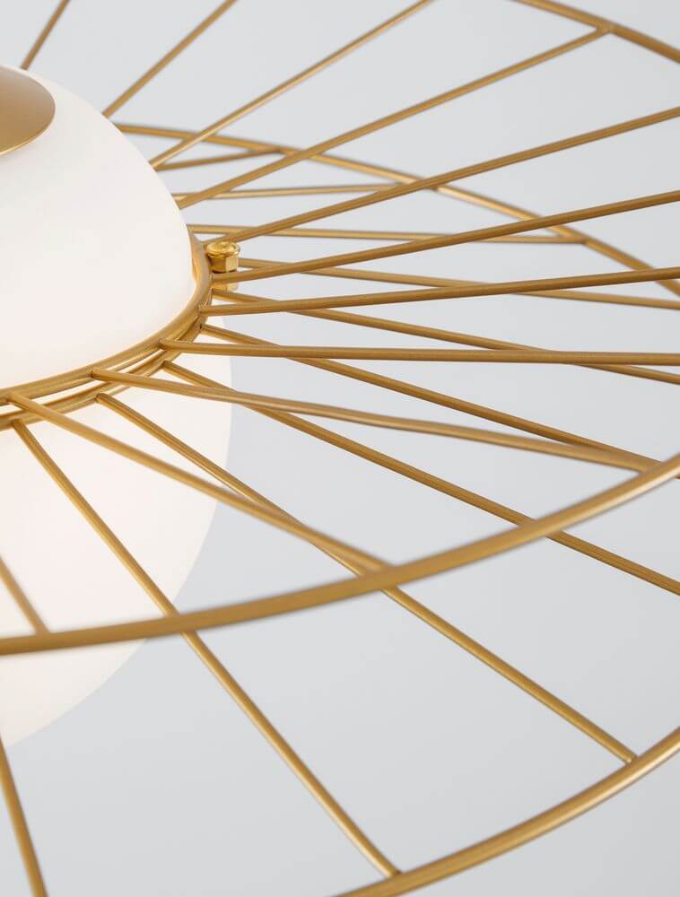 Ellery Pendelleuchte E27 Ø 45cm mit goldener Metallstruktur und Mattglas, ideal für skandinavische Wohnräume.