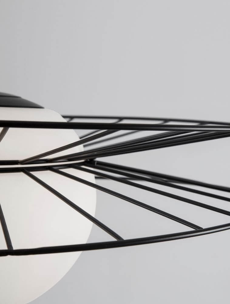 Ellery Pendelleuchte E27 Ø 45cm Detailansicht mit schwarzem Gestell und weißem Glasschirm.