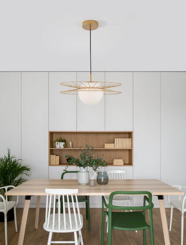 Ellery Pendelleuchte E27 Ø 45cm über einem modernen Esstisch im skandinavischen Stil, mit elegantem Design.