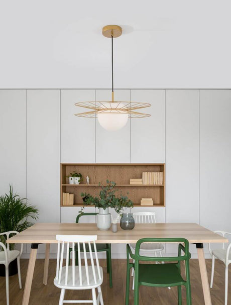Ellery Pendelleuchte E27 Ø 45cm über einem modernen Esstisch im skandinavischen Stil, mit elegantem Design.
