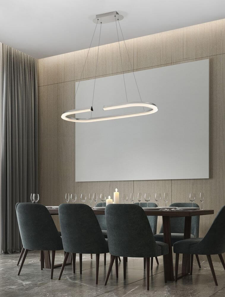Elmo LED Pendelleuchte Ø 90cm 3500K Chrom über einem eleganten Esstisch in modernem Raum.