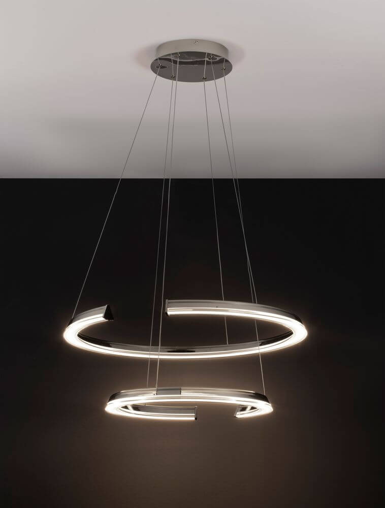 Elmo LED Pendelleuchte 2-flammig Ø 63cm 3500K Chrom - moderne silberne Lampe mit zwei Ringen in einem eleganten Raum.