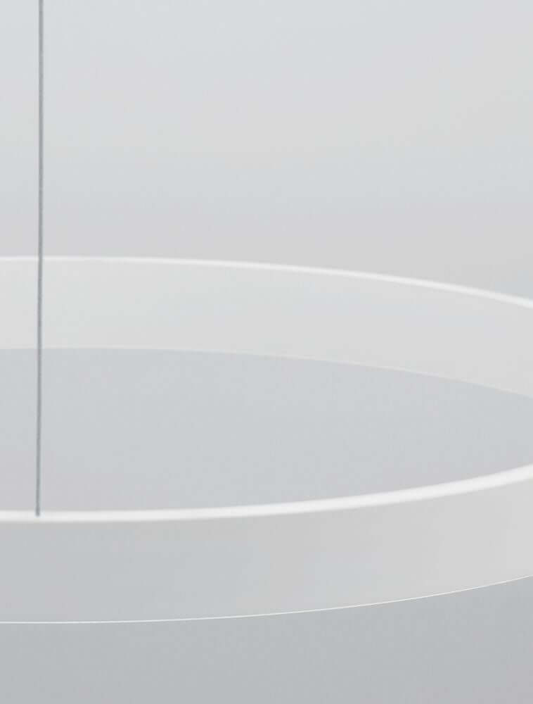 Elowen LED Pendelleuchte Ø 60cm 3000K Up & Down mit modernem, kreisrundem Lampenschirm aus weißem Aluminium.