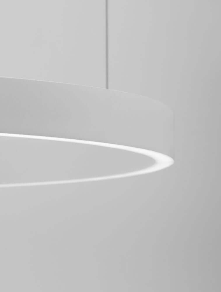 Nahaufnahme der Elowen LED Pendelleuchte Ø 80cm 3000K Up & Down mit elegantem weißen Design.