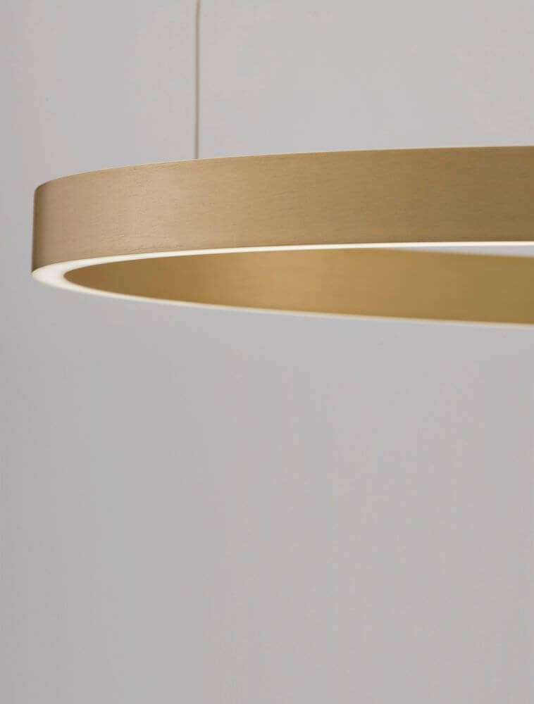 Elowen LED Pendelleuchte Ø 80cm 3000K Up & Down in elegantem Design mit goldfarbigem Aluminium-Schirm.