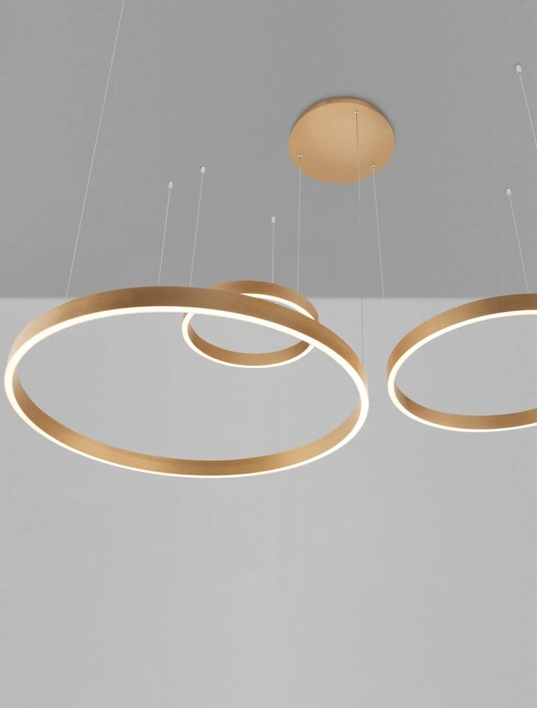 Elowen LED Pendelleuchte 3-flammig 3000K Up & Down in modernem Design mit goldenen Ringen.